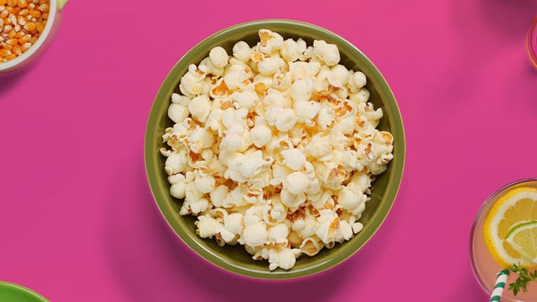 Videon visar att en skål popcorn tillagas snabbare av LG NeoChef™ än en annan skål som tillagas i en vanlig mikrovågsugn.