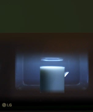 Den visar att LG Neochef™ har en inre LED-lampa tänd.