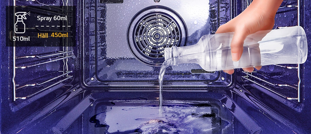 Bild av att hälla kvarvarande vatten från nebulisatorn på ugnsgolvet.