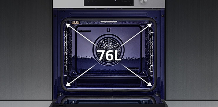 En bild som visar den breda insidan av ugnen.