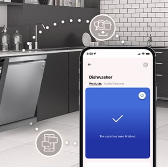 Kök med delvis öppen LG-diskmaskin. Smartphone visar LG ThinQ™-appen som bekräftar att programmet är klart och smart styrning.