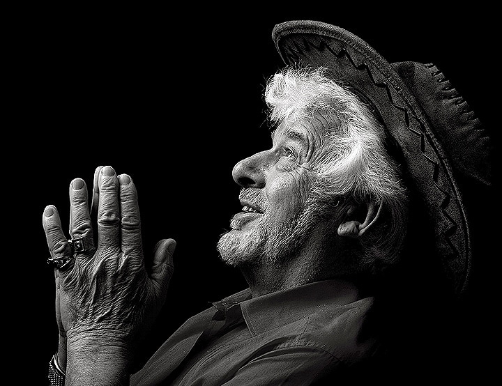 Vårt kontrastförhållande på 2000:1 ger tydliga detaljer utan krossade svärtor, även i mörka bilder.