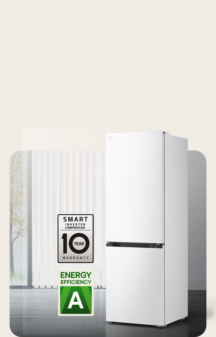 Vy framifrån av LG-bottenfrys (GBBS726CPY), mattsvart, i ljust rum med vertikala persienner, med 10 års kompressorgaranti och ikoner för energieffektivitet C nedanför