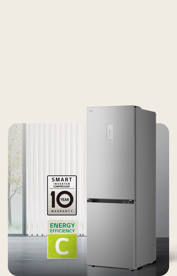Vy framifrån av LG-bottenfrys (GBBS726CPY), mattsvart, i ljust rum med vertikala persienner, med 10 års kompressorgaranti och ikoner för energieffektivitet C nedanför