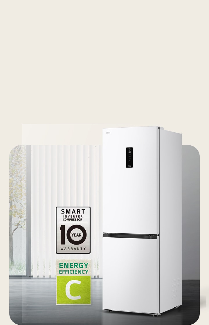 Vy framifrån av LG-bottenfrys (GBBS726CPY), mattsvart, i ljust rum med vertikala persienner, med 10 års kompressorgaranti och ikoner för energieffektivitet C nedanför