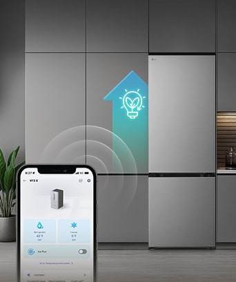 LG bottenfrys (GBBSJ11EPY) med mobiltelefon som visar ThinQ-appen framför och lysande ljusblå AI-ikon bredvid kylskåpet