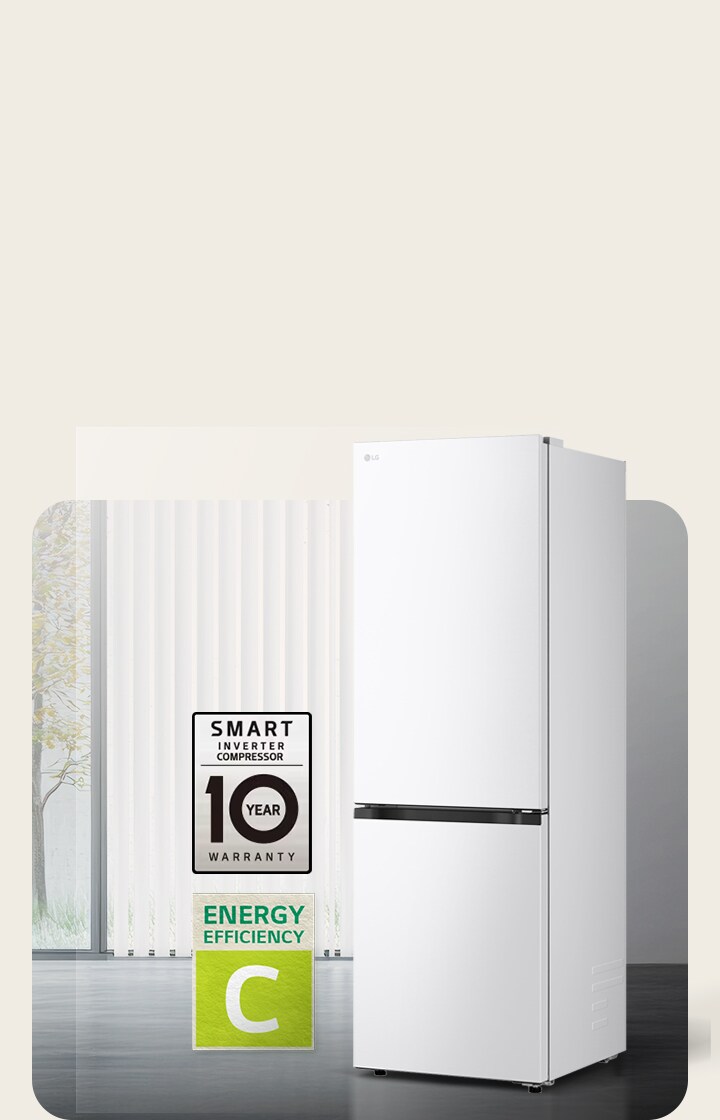 Vy framifrån av LG-bottenfrys (GBBS322APY), mattsvart, i ljust rum med vertikala persienner, med 10 års kompressorgaranti och ikoner för energieffektivitet C nedanför
