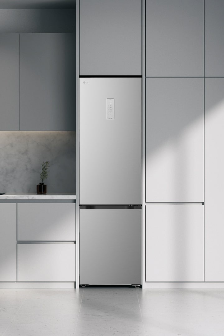 Prime Silver LG bottenfrys (GBBS726CPY) i infälld installation i gråa skåp bredvid marmorbänk med induktionshäll och stort fönster till höger