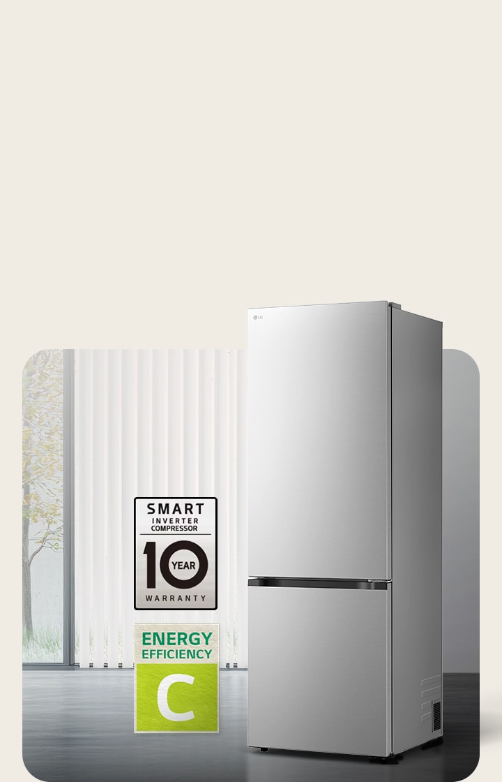 Vy framifrån av LG-bottenfrys (GBBS726CPY), mattsvart, i ljust rum med vertikala persienner, med 10 års kompressorgaranti och ikoner för energieffektivitet C nedanför