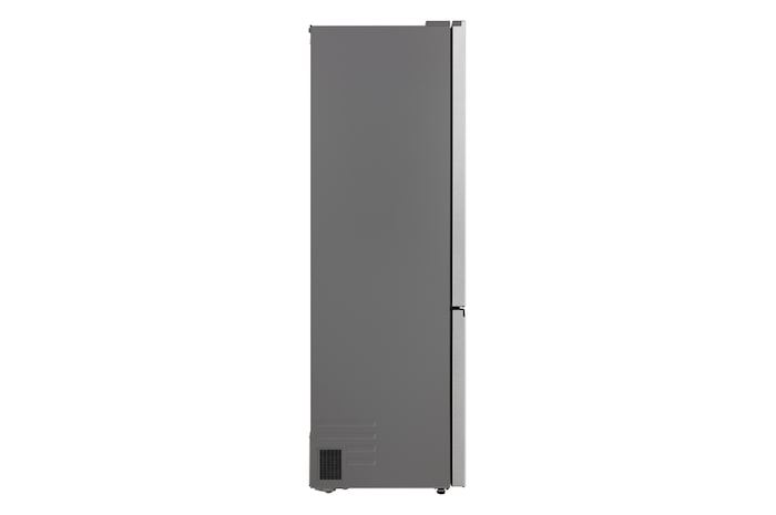 LG kyl/frys (GBBS726CPY) inbyggd i mörkbrunt skåp med fönster och soffa till vänster och diskho till höger