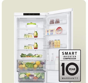 Ett kylskåp fullt med mat med dörren öppen och en bild som visar 10 års garanti av Smart Inverter Compressor™