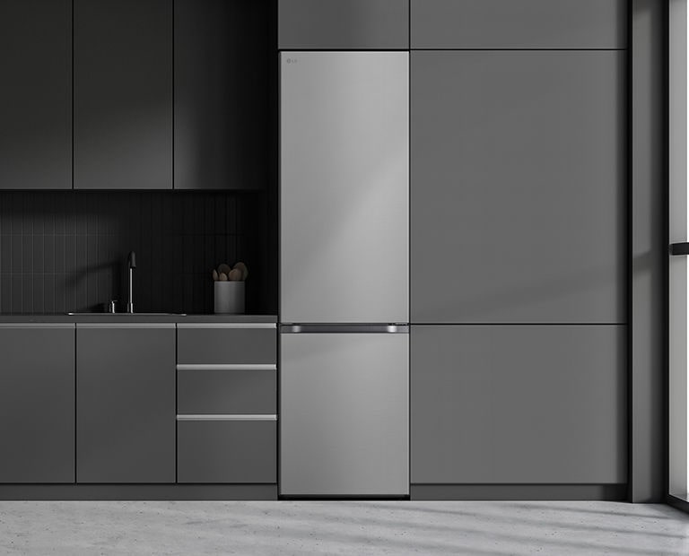 Modernt kök med kylskåp som smälter in i omgivande skåp och som liknar att det vore en inbyggd modell.