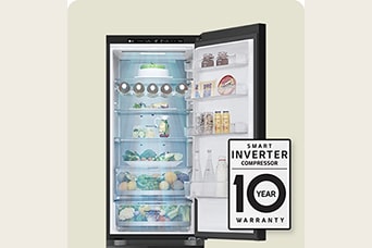 Ett kylskåp fullt med mat med dörren öppen och en bild som visar 10 års garanti av Smart Inverter Compressor™