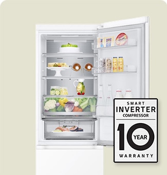 Ett kylskåp fullt med mat med dörren öppen och en bild som visar 10 års garanti av Smart Inverter Compressor™