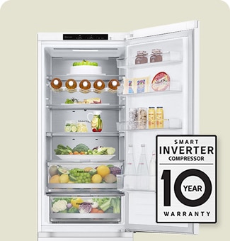 Ett kylskåp fullt med mat med dörren öppen och en bild som visar 10 års garanti av Smart Inverter Compressor™
