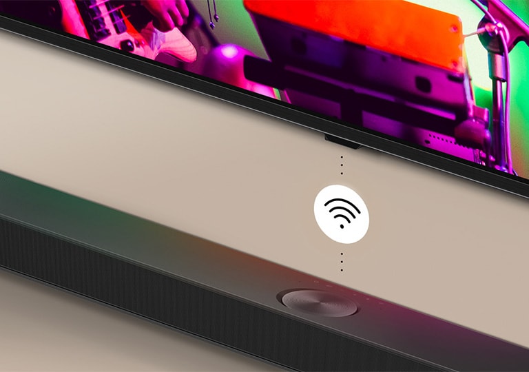 LG TV och LG Soundbar monterade på väggen med en vit Wi-Fi-symbolgrafik i mitten.