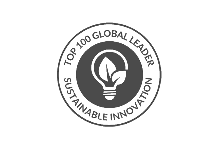 En rund 'Top 100 Global Leader in Sustainable Innovation' logo med en glödlampa och spiror i mitten.	