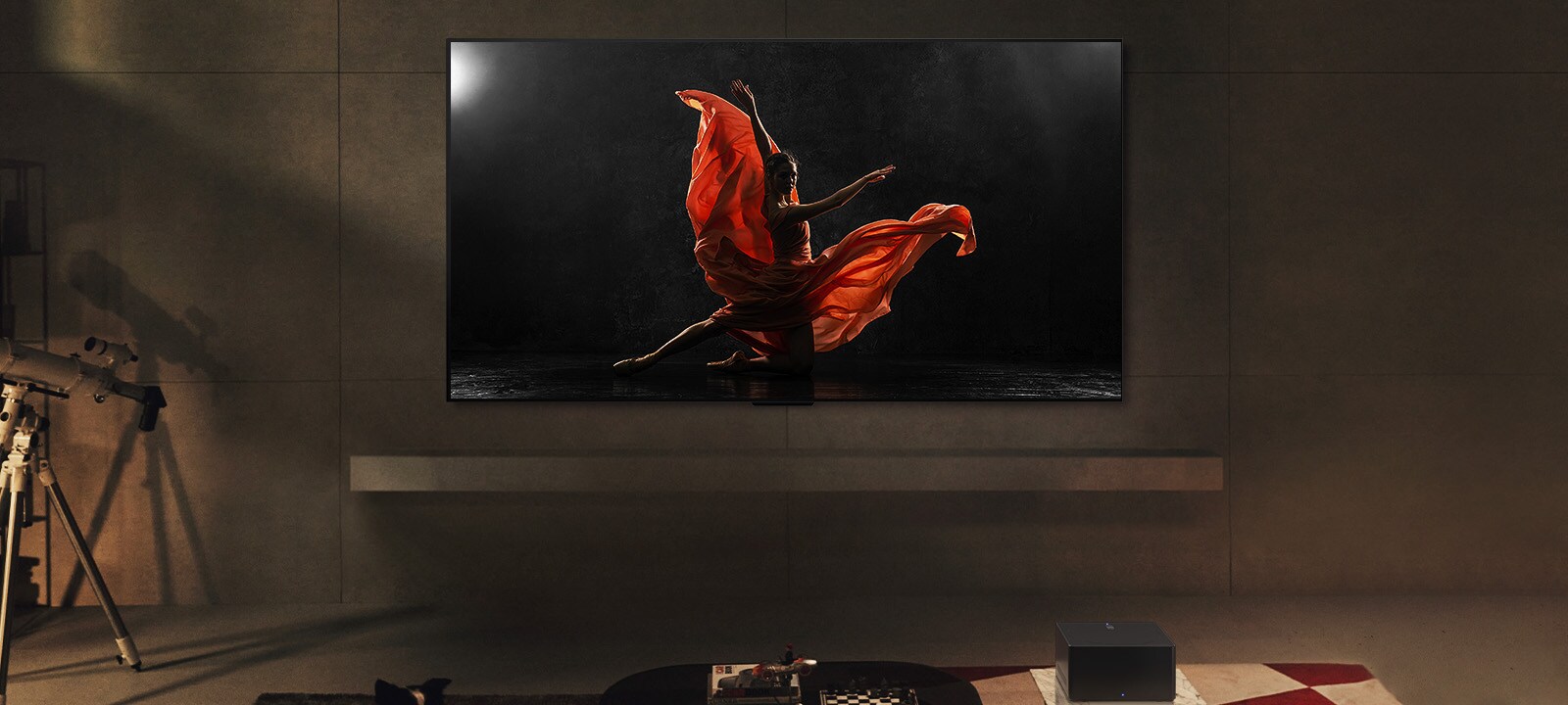 LG SIGNATURE OLED M4 och LG Soundbar i ett modernt vardagsrum på natten. Skärmen visar en dansare på en mörk scen med den idealiska ljusstyrkan.