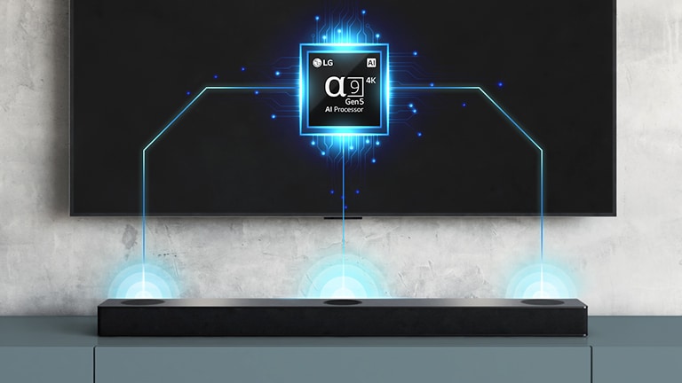 På TV:ns baksida finns en bild av ett alpha nine-chip och en soundbar är placerad precis nedanför. Det kommer också ljudvågseffekter ut från soundbaren.