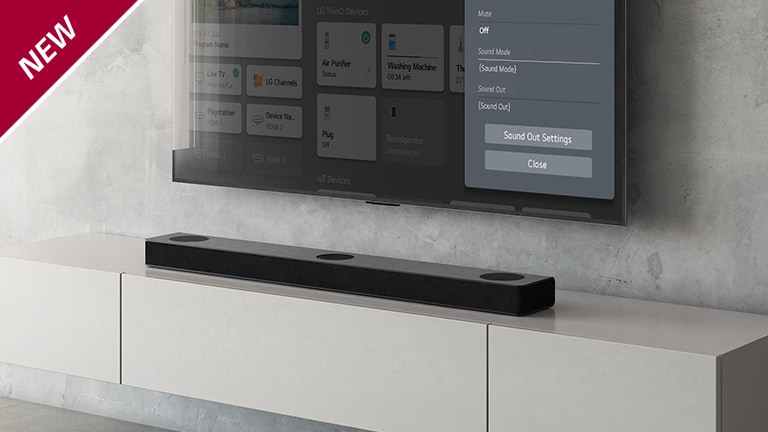 En LG TV hänger på väggen och visar skärmen för soundbar-inställningar. Undertill står en LG Soundbar S80QY på en hylla. NEW-märket visas i övre vänstra hörnet.