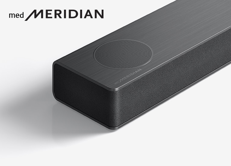 Närbild av LG Soundbars vänstra sida med Meridians logotyp i nedre vänstra hörnet på en produkt.