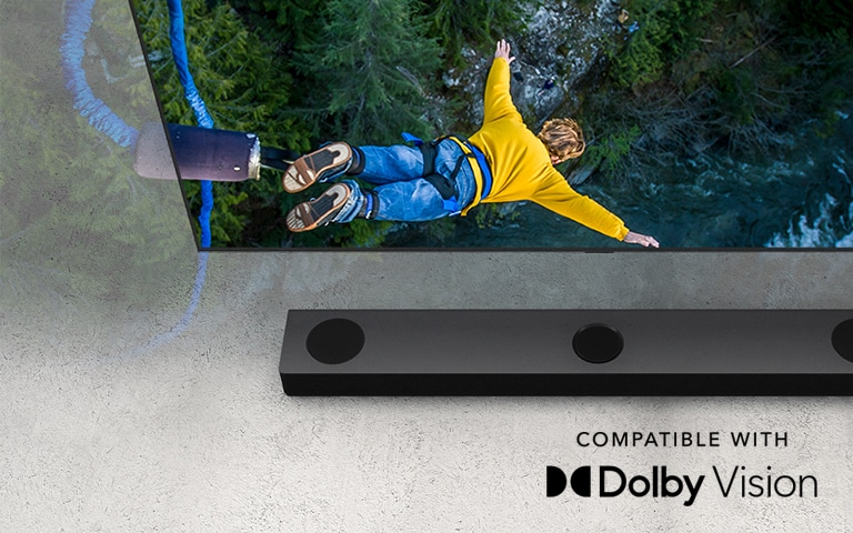 LG TV visar en person som hoppar bungyjump och LG Soundbar står under TV:n.