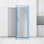 Kylskåpets framsida visas i ett kök. En blå kvadrat på kanten av kylskåpet och pilar som markerar hur det passar sömlöst in i ett vanligt kök.