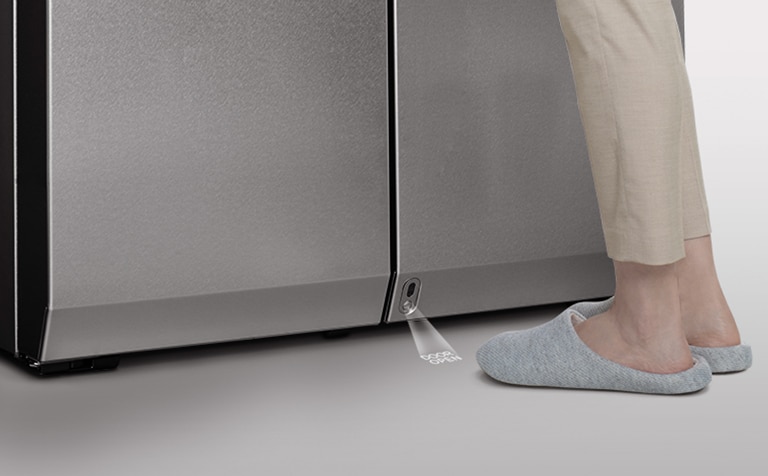 Fötter läggs precis framför den automatiska dörröppnings-sensorn i LG SIGNATURE Kylskåp.