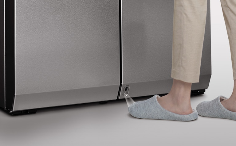 En vänster fot närmar sig för den automatiska dörröppnings-sensorn i LG SIGNATURE Kylskåp.
