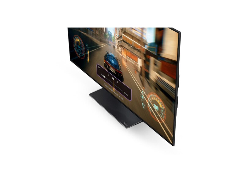Videon börjar med att ett spel spelas på LG OLED Flex i det platta läget. TV:n kröks medan spelet spelas.