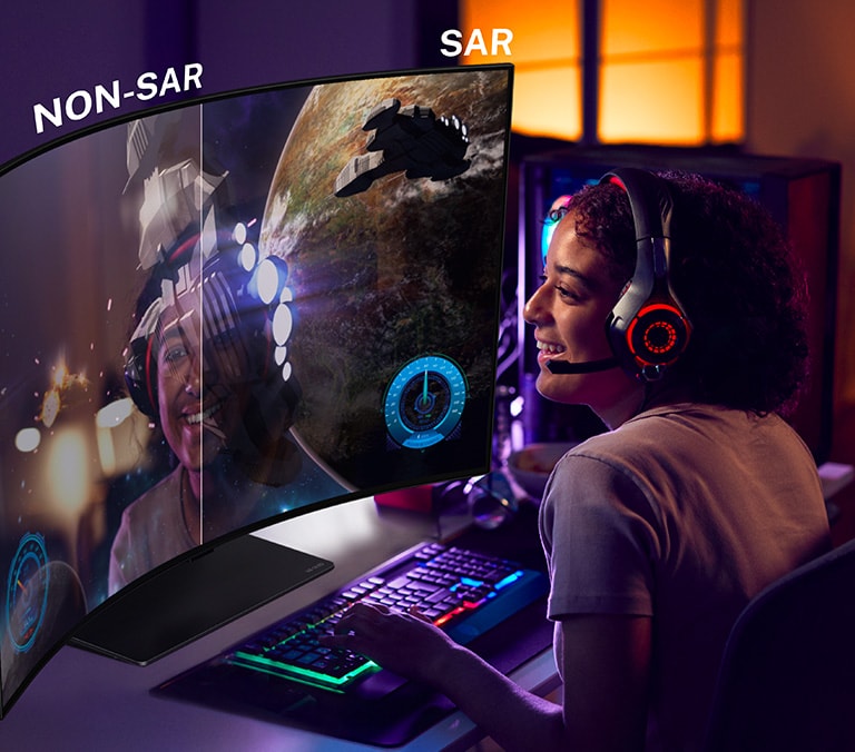 En bild av en person som spelar på LG OLED Flex. Den högra sidan av skärmen har SAR-teknik och visar bara spelets grafik. Den vänstra sidan av skärmen använder inte SAR och har en reflektion av spelarens ansikte.