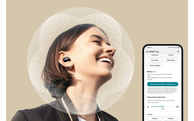 En kvinna som bär T90S ler. En ljudsfär visas runt hennes huvud för att framhäva det rumsliga ljudet. Till höger visas ett smartphone-gränssnitt för att illustrera att denna funktion är tillgänglig i appen TONE Free.