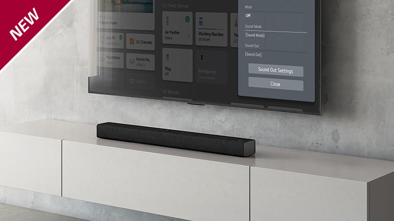 En LG TV hänger på väggen och visar skärmen för soundbar-inställningar. Undertill står en LG Soundbar S60Q på en hylla. NEW-märket visas i övre vänstra hörnet.