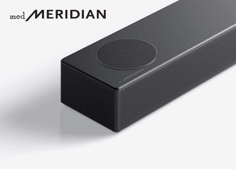 Närbild av LG Soundbars vänstra sida med Meridians logotyp i nedre vänstra hörnet på en produkt.