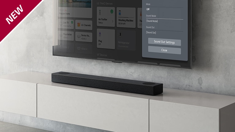 En LG TV hänger på väggen och visar skärmen för soundbar-inställningar. Undertill står en LG Soundbar S75QR på en hylla. NEW-märket visas i övre vänstra hörnet.