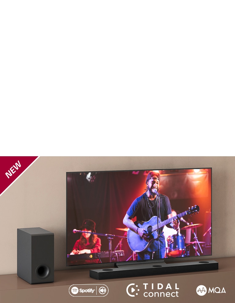 En LG TV står på en brun hylla, LG Soundbar S95QR är placerad framför TV:n. En subwoofer står på vänster sida om TV:n. TV:n visar en konsertscen. NEW-märket visas i övre vänstra hörnet.