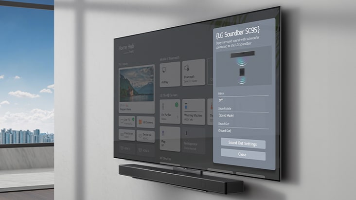 Inställningsskärmen för LG Sound Bar SC9S visas på en väggmonterad TV. Soundbaren hänger också på väggen precis under TV:n.