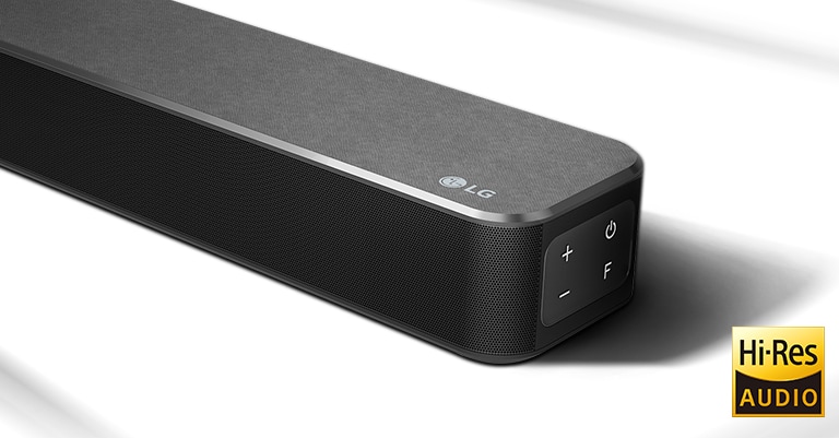 Närbild av LG Soundbars högra sida med en LG-logotyp som ses i det nedre högra hörnet. Logo med hög upplösning visas under produkten.