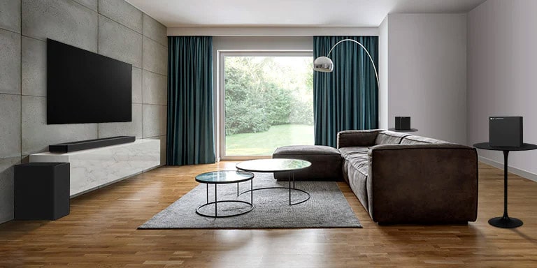 En TV, en soundbar och en subwoofer är placerade i ett brett vardagsrum. En våg med rutnät kommer ut från soundbaren och sträcker sig över hela vardagsrummet.