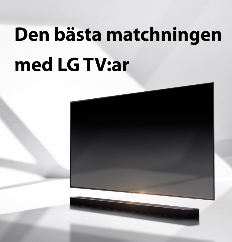 En soundbar och en TV är placerade på ett vitt golv och en skugga kommer in utifrån precis bakom.