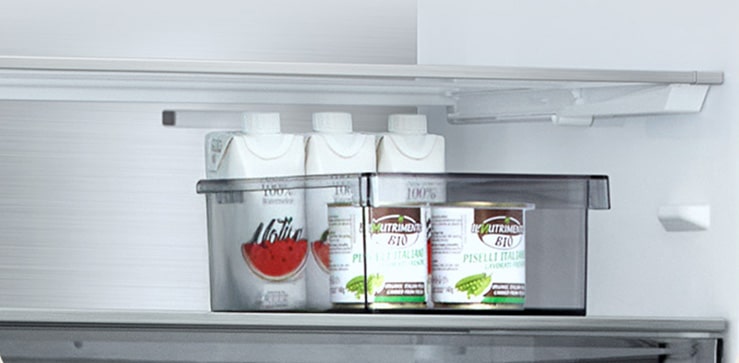 LG-bottenfrys (GBBS726CPY) interiör med flyttbar korg med juiceförpackningar och en behållare placerad ovanför Fresh Balancer-lådan