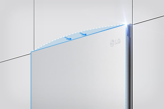 Den övre delen av frysen visas i en vinkel med två pilar som pekar in mot väggen för att indikera att den ligger i linje med skåpen som omger den.