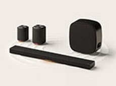 LG Sound Suite Set med en svart soundbar, ett par högtalare och en bashögtalare anslutna trådlöst