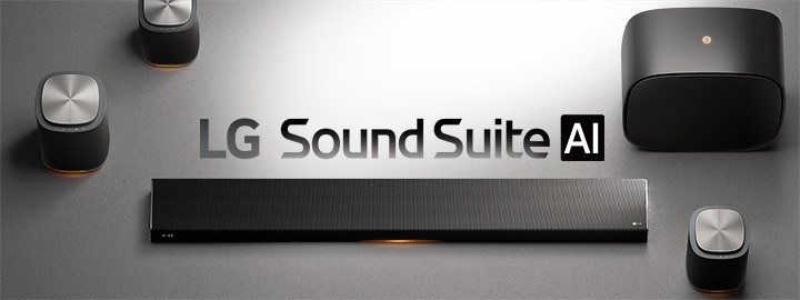 Vy uppifrån av LG Sound Suite-system för rumsligt ljud på en matt silveryta som visar högtalare, bashögtalare och en trådlös soundbar.
