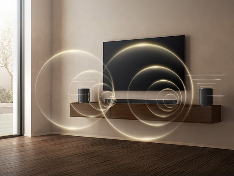 'Ett par LG Sound Suite-högtalare och soundbar placerade tillsammans med en TV för ett fylligt surroundljudsystem för TV med full Dolby Atmos
