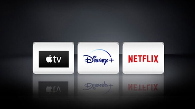 Netflix-logotypen, logotypen för Disney+ och Apple TV-logotypen står uppradade horisontellt mot den svarta bakgrunden.