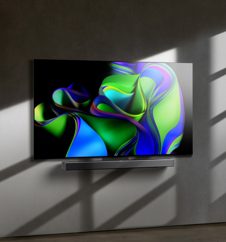 En video inleds med orden LG OLED evo mot en svart bakgrund. Orden förstoras och fylls med färg. Sedan övergår scenen till LG OLED C3, som visar ett färgglatt abstrakt konstverk med en Soundbar mot en vit bakgrund. Den vita bakgrunden blir en vägg i ett rum som tv:n fästs på.