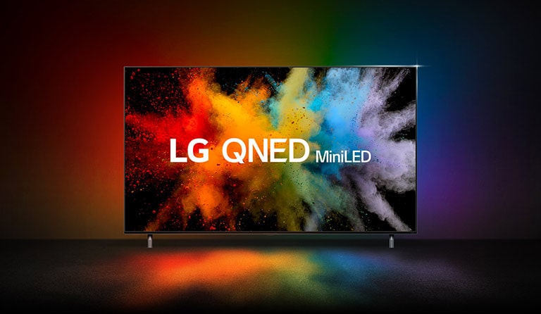 Textanimation där QNED och NanoCell överlappar och exploderar i en explosion med färgpulver. Logotyp för LG QNED miniLED visas på TV:n.