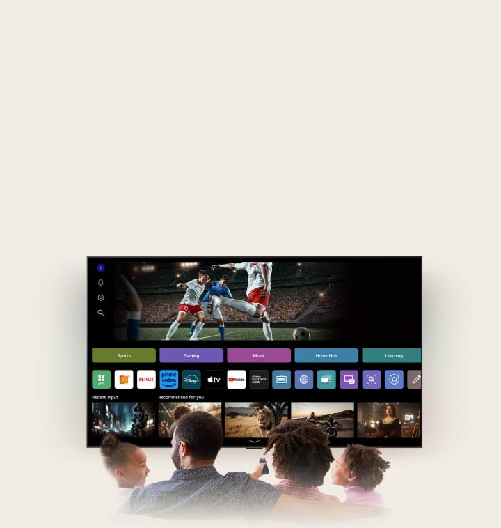 En familj på fyra är samlad kring en LG AI TV. En cirkel visas runt personen som håller i fjärrkontrollen och visar deras namn. Detta visar hur AI Voice ID känner igen varje användares röstsignatur. webOS-gränssnittet visar sedan hur AI automatiskt byter konto och rekommenderar personanpassat innehåll.