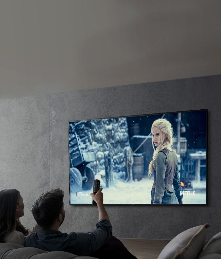 Bild av ett par som tittar på ett program i en LG UHD-TV.
